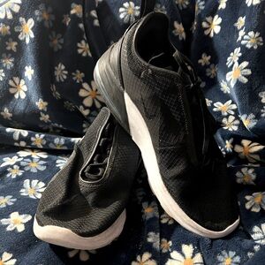 womens black and white nike air max sneakers size 10